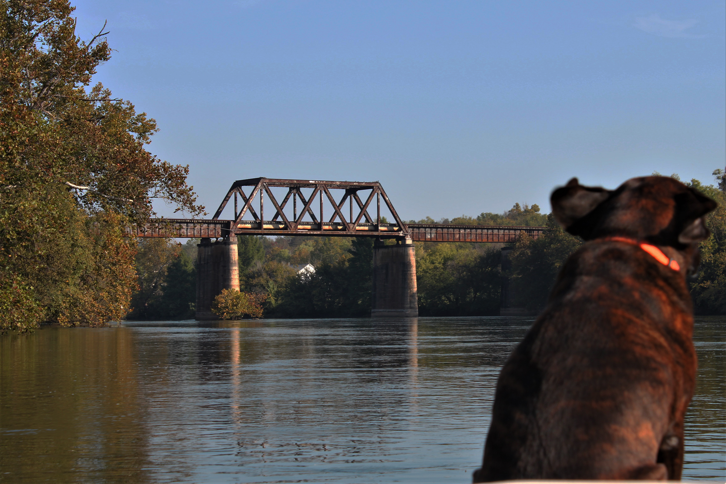 세계에서 가장 오래된 강 중 하나는이 두 주를 통해 달려 있습니다.