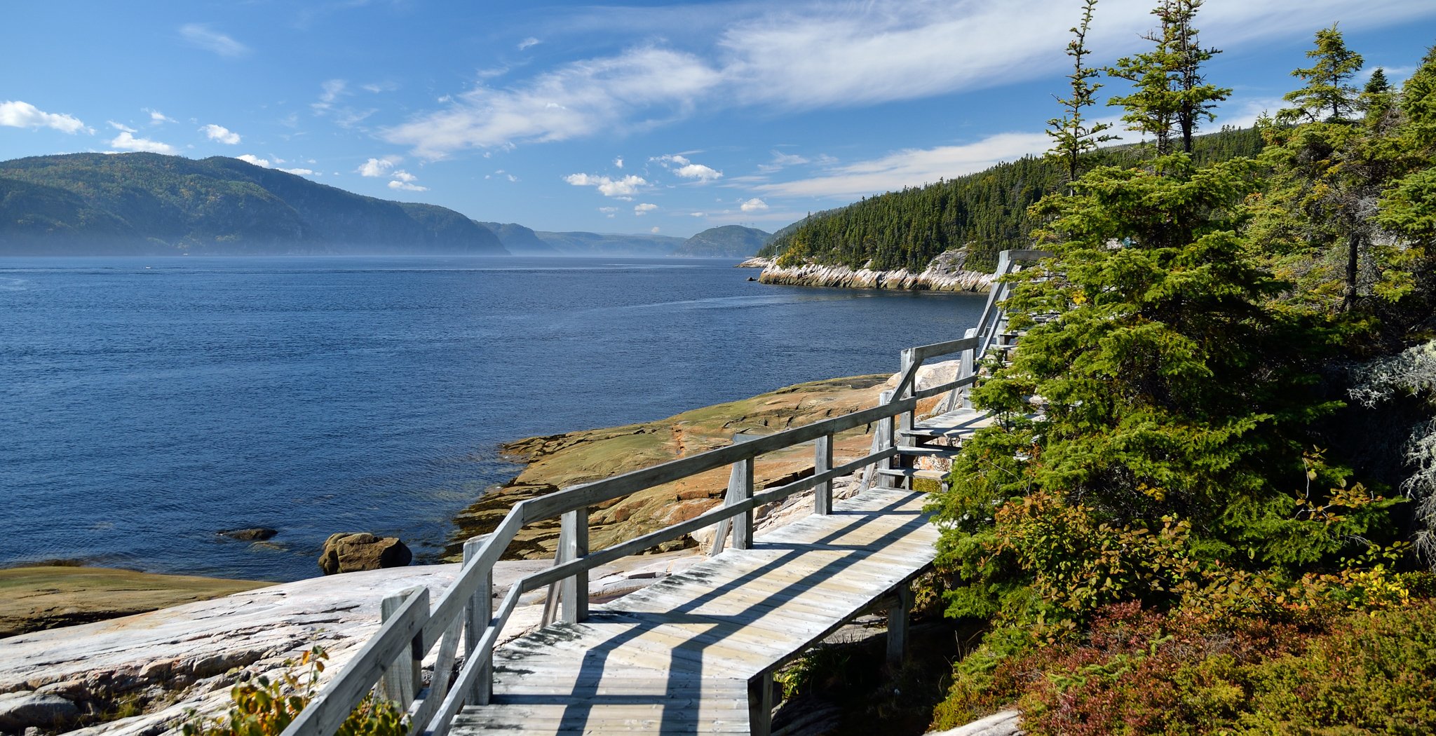 ケベック州のサゲネイ聖層ローレンス地域を通る完璧なロードトリップ