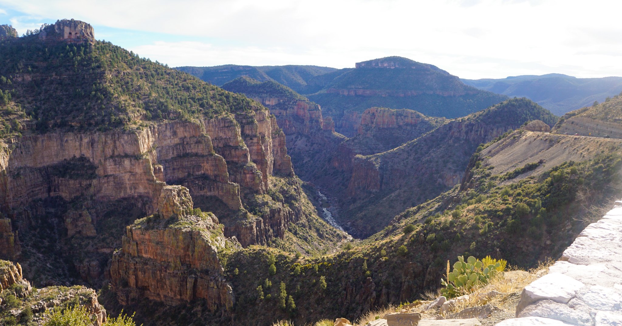 景色の良いソルトリバーキャニオンを運転する9つの最高の停留所
