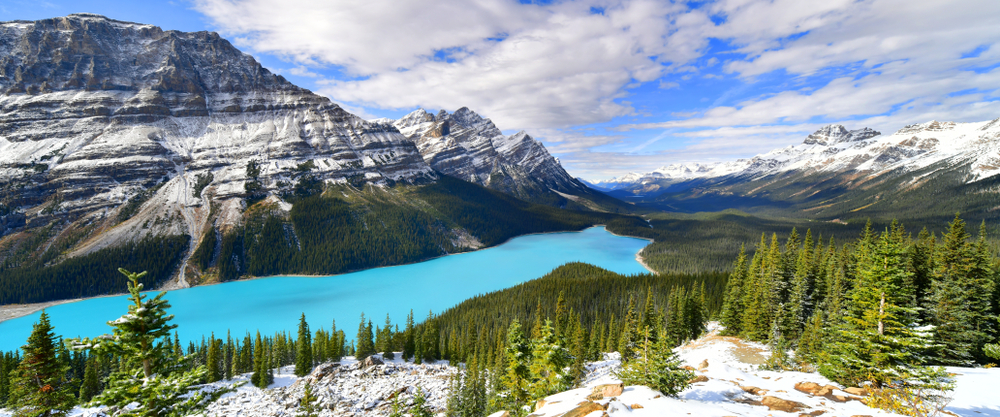 なぜきらめくターコイズブルーのペイ湖の海がとても明るく見える