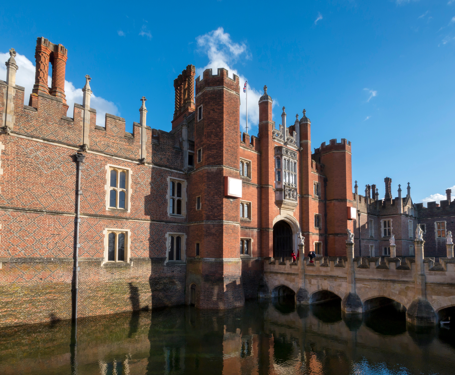 9 Reasons Not To Miss Elegant Hampton Court Palace In London