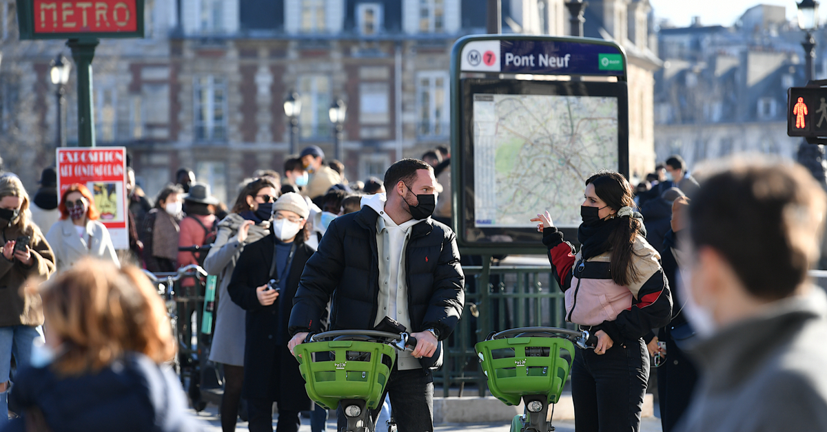 パリは今、誰もが屋外でマスクを着用することを要求しています