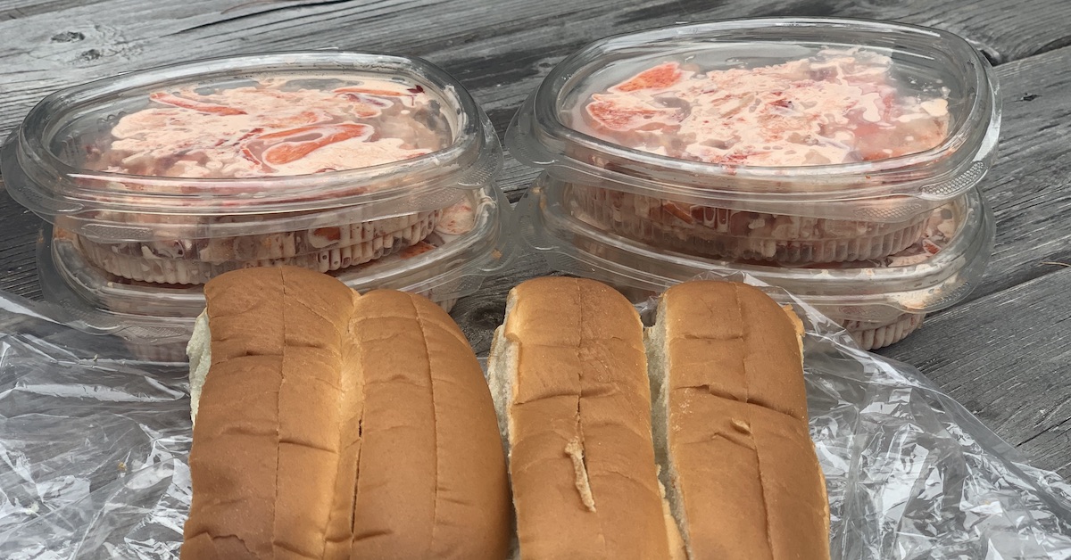 マサチューセッツ州で最高のロブスターロールスポットの1つは、実際に価格を下げることです