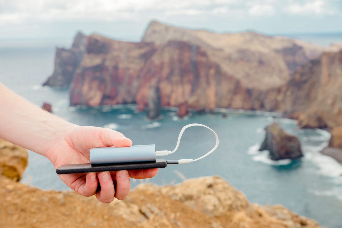 あなたのエレクトロニクスを外出先でジュースに留めるためのトップレートのポータブル充電器の取引