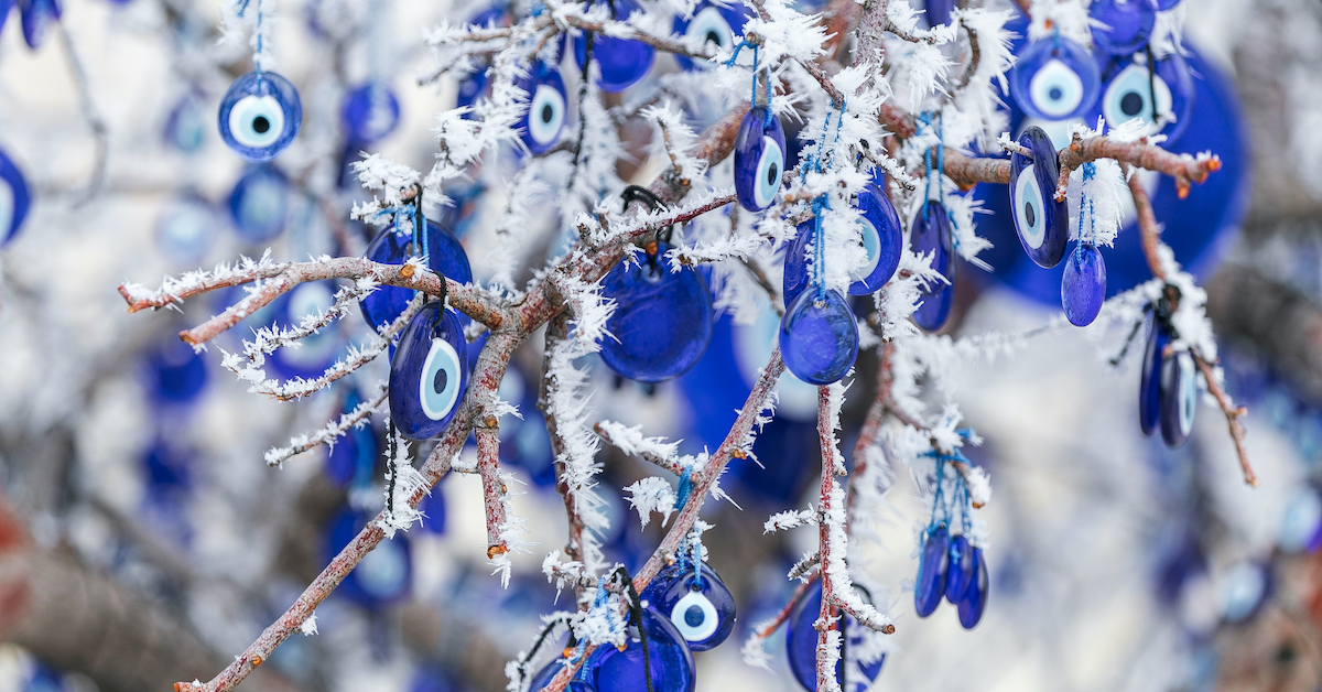 お土産の買い物リストに追加するために世界中の11のラッキーチャーム