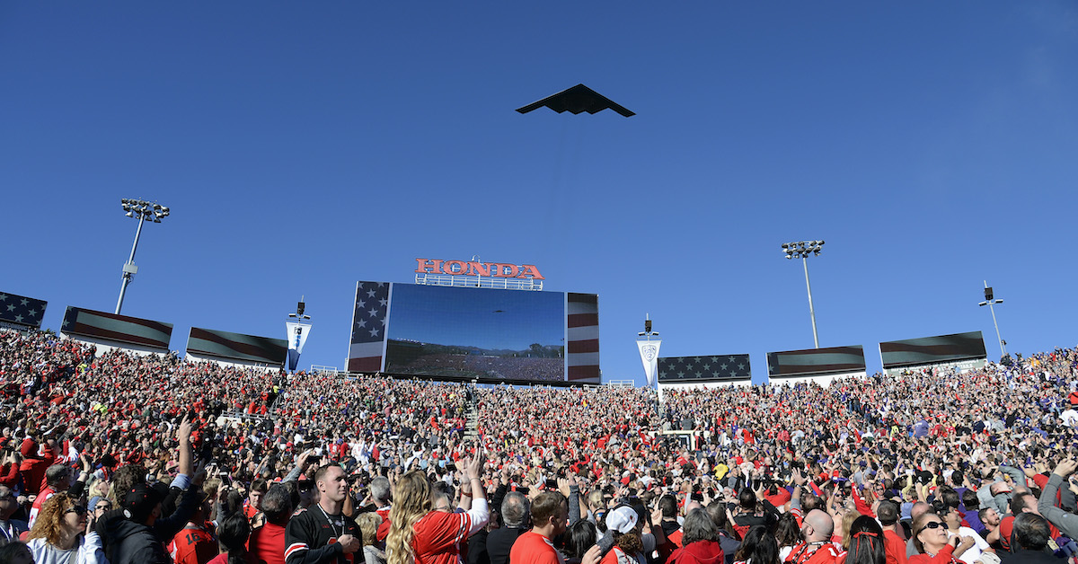 ローズパレードとボウルゲームのためにキャンセルされた従来のB-2ステルス爆撃機フライオーバー