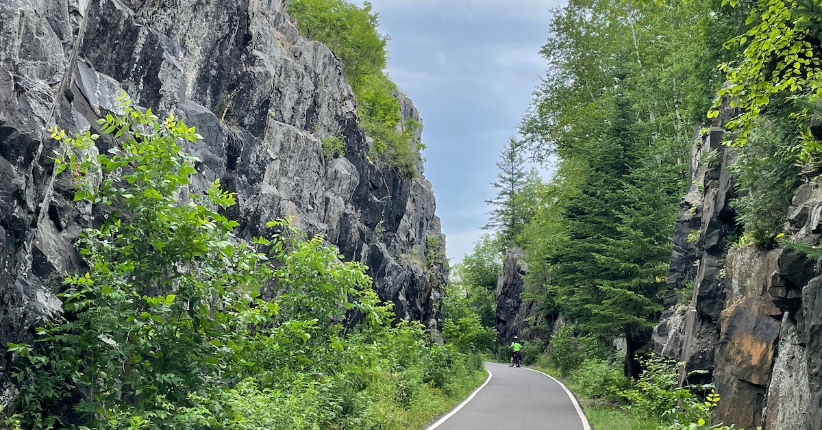 10,000の湖の土地にある15の美しいミネソタバイクトレイル