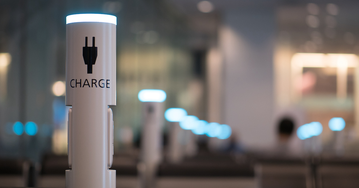 空港の公共充電ステーションを避けるために旅行者に警告するFBI 