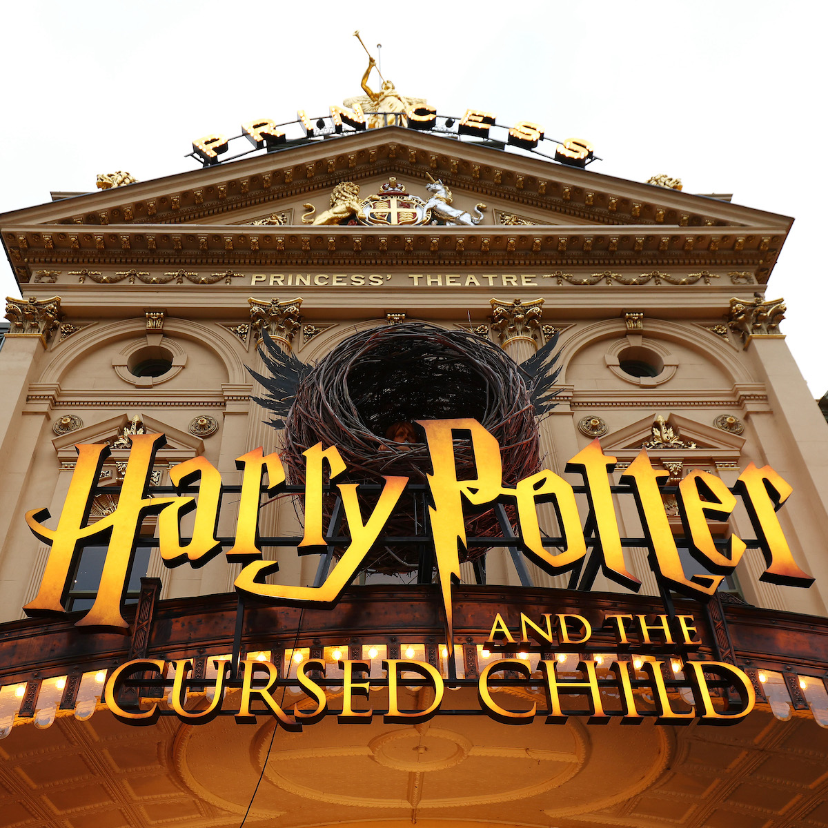 この列車はプラットフォーム9と3/4で停止しませんが、ハリーポッターのファンはとにかく乗りたいと思うでしょう