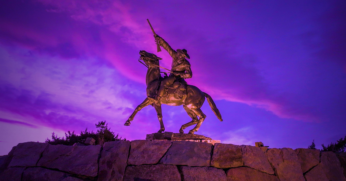 この小さな西部の町は、大きな芸術的なイベントの準備をしています