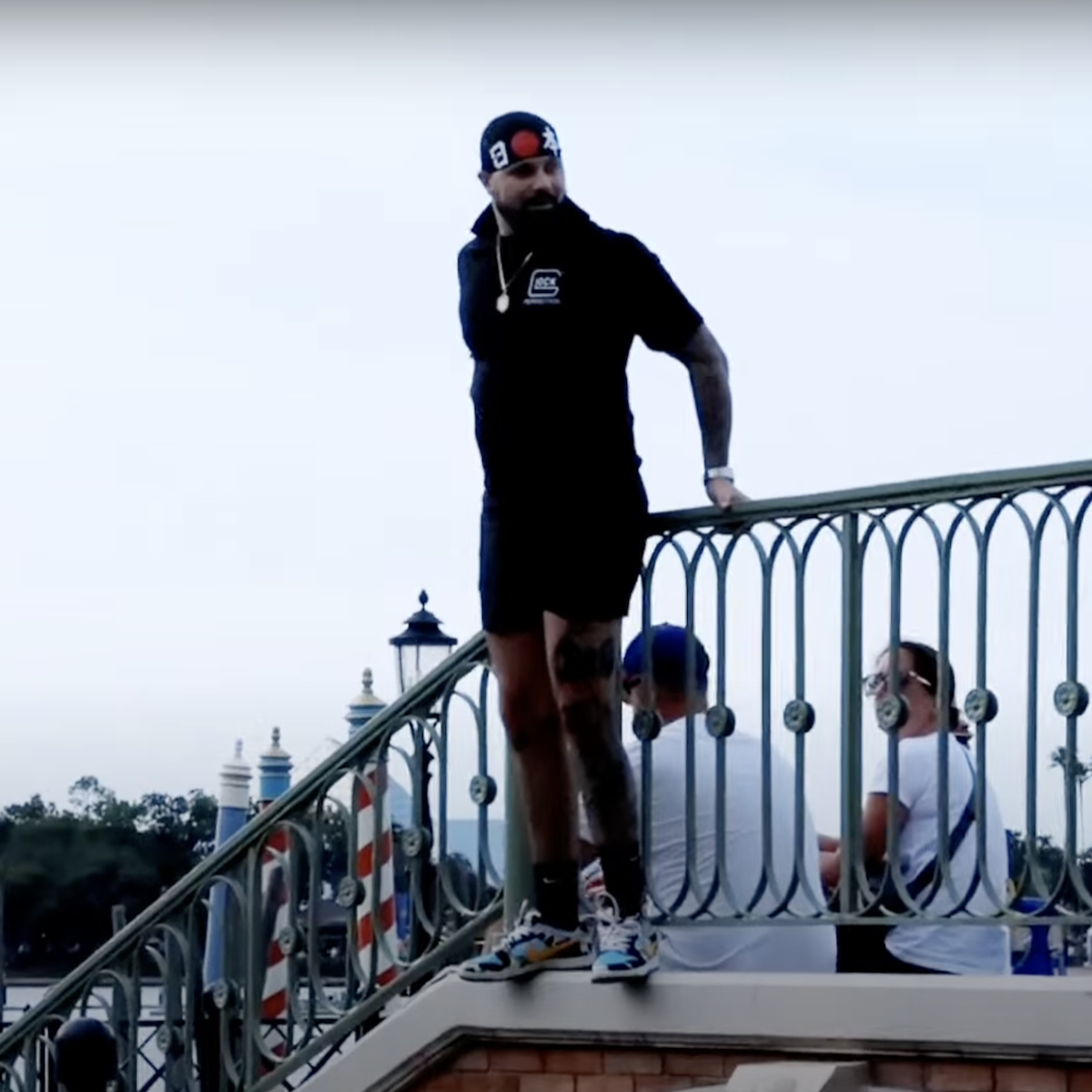 ビデオ:見物人が彼が追い出されると警告すると、ディズニーのゲストがラグーンにジャンプします